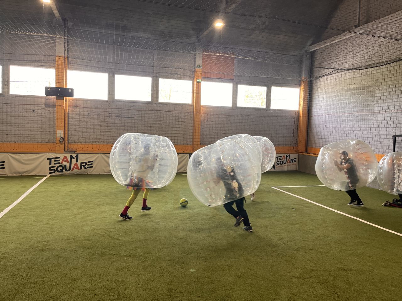 Une équipe joue à un jeu de team building en intérieur lors d'un séminaire