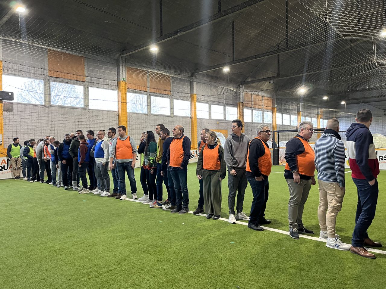 Un groupe en séminaire d'entreprise aligné avant une activité de cohésion chez Team Square