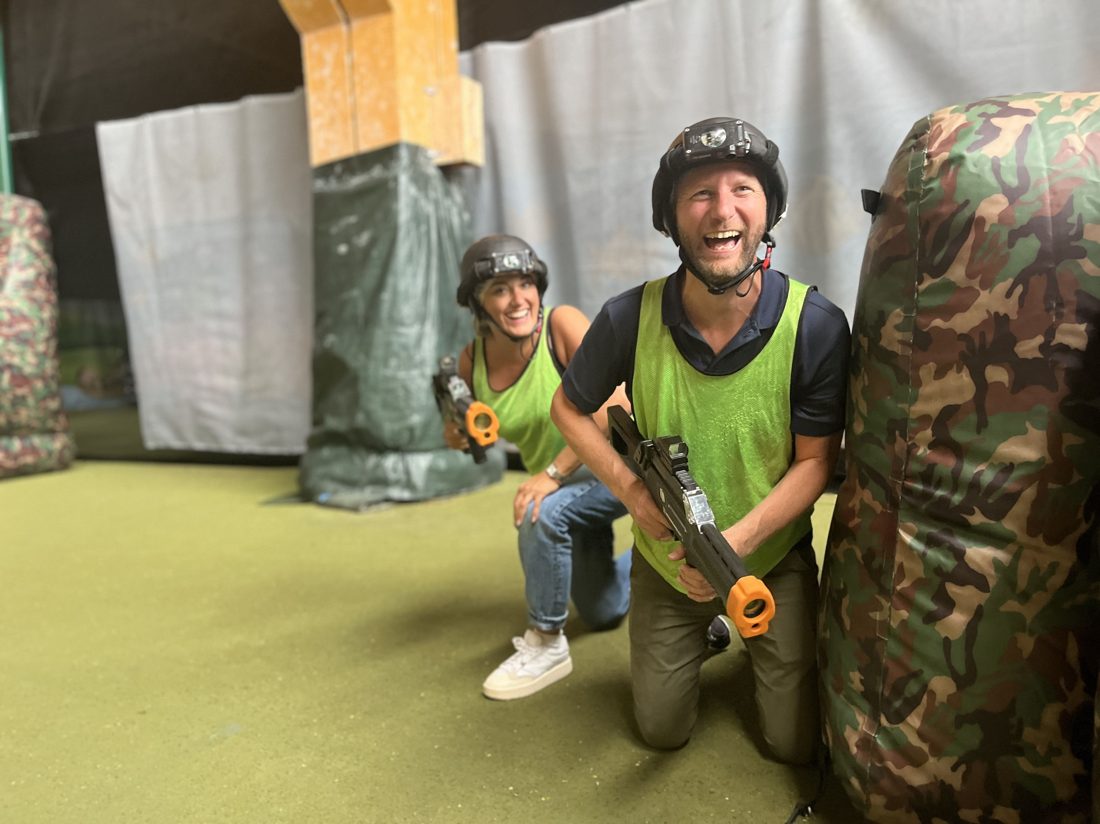 Une équipe s'affronte lors d'une session de laser tag pendant un séminaire chez Team Square